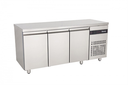 Table gastronorme GN1/1 - Dessus inox - Froid ventilé 0 à +10°C - PNR99 - 270 L - 2 portes - 1345x700x870 mm - 358 W