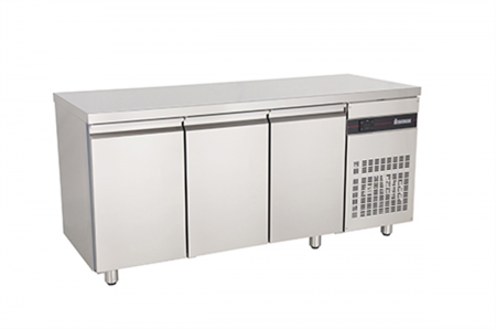 Table gastronorme GN1/1 - Dessus inox - Froid ventilé 0 à +10°C - PNR999 - 425 L - 3 portes pleines 1790x700x870 mm - 334 W